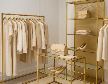 Cómo elegir percheros y accesorios de exposició