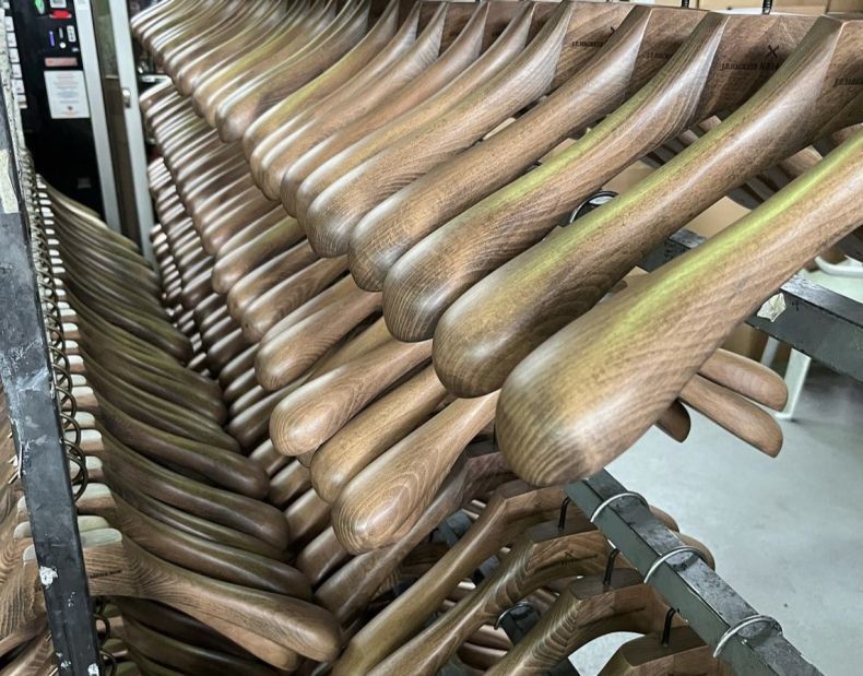 Cintres sur mesure bois ou plastique recyclé