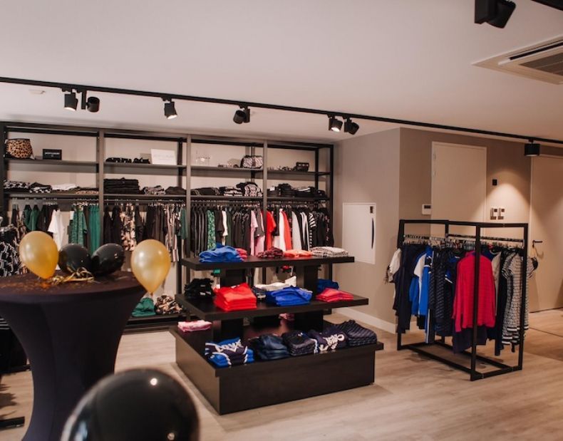 Gondolas and lighting for children's fashion st