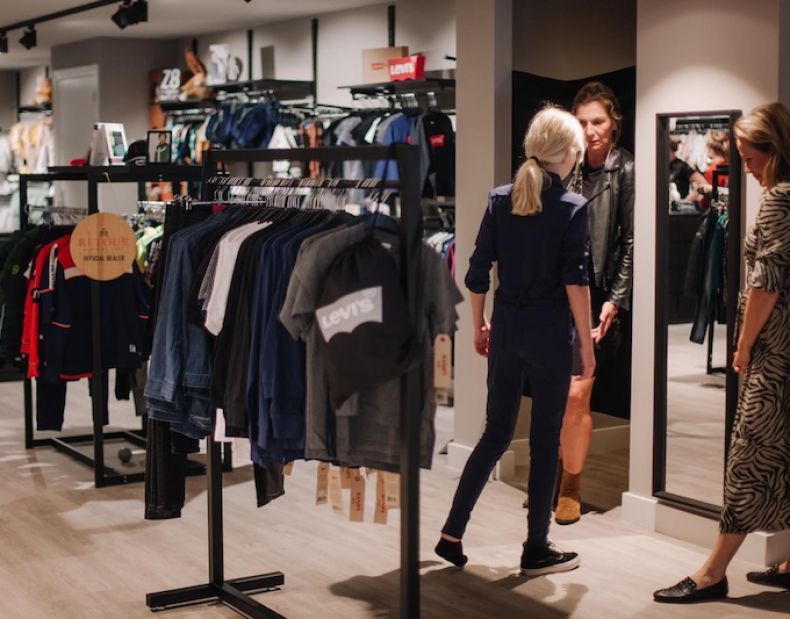 Gondolas and lighting for children's fashion st