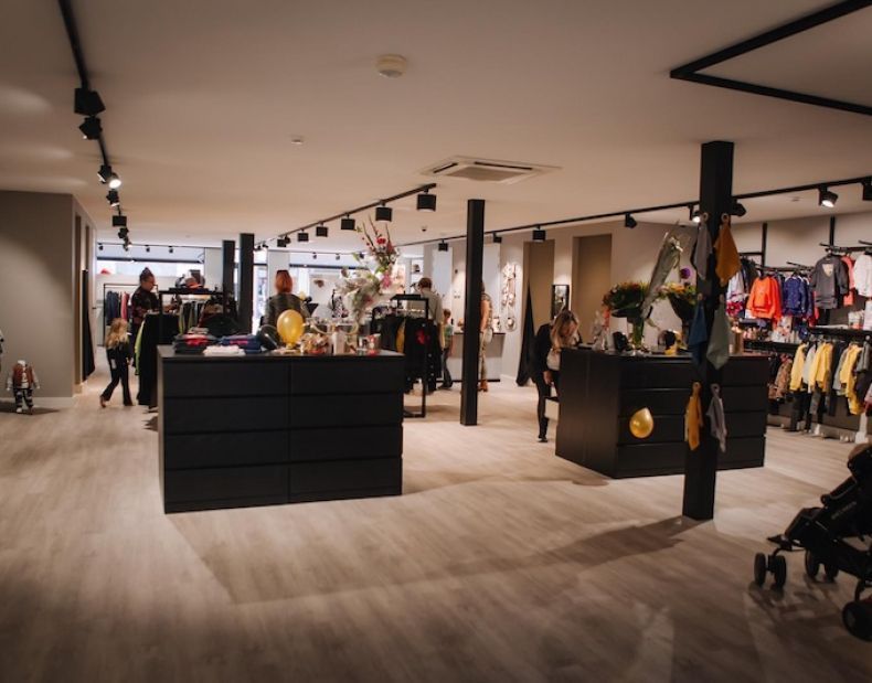 Gondolas and lighting for children's fashion st