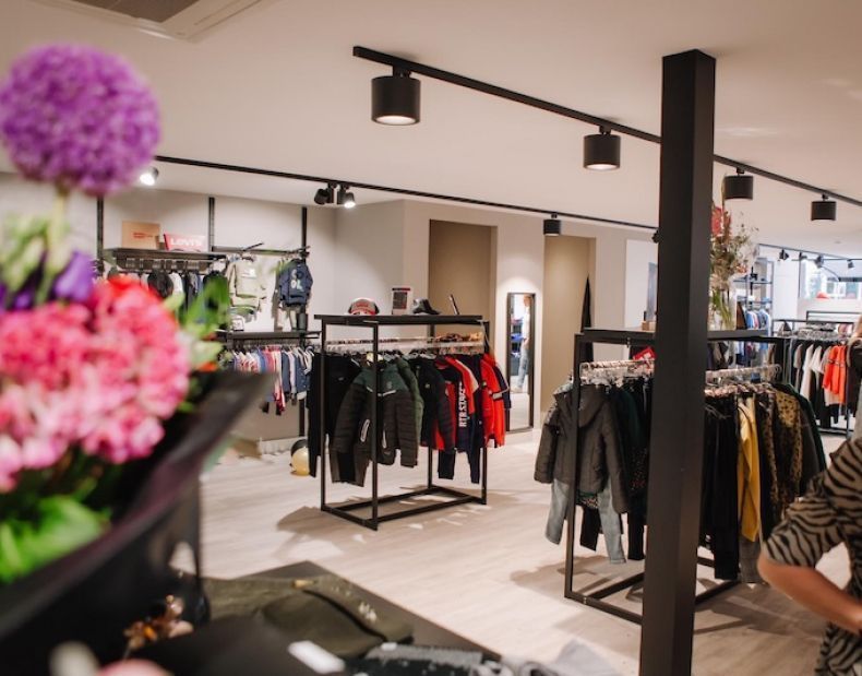 Gondolas and lighting for children's fashion st