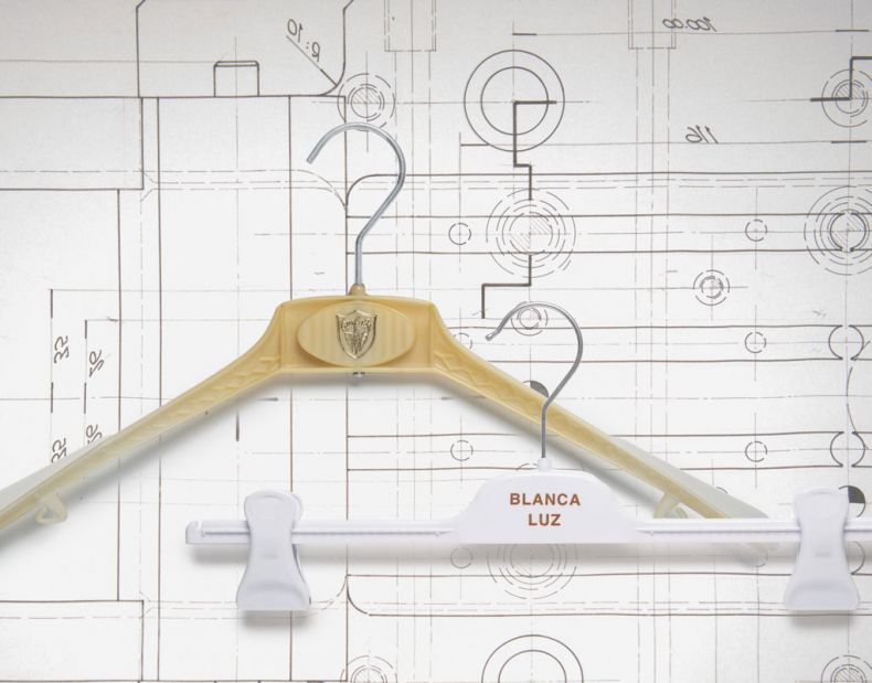 Kleiderbügel aus recyceltem Kunststoff