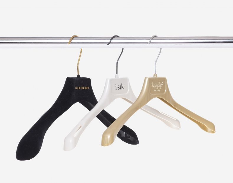 Perchas de plástico reciclado