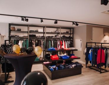 Dans le paysage animé du commerce de détail à Amsterdam ... Gondoles et éclairages, magasin mode enfant