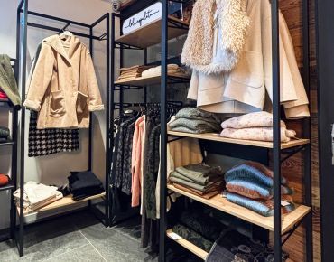 Modular store gondolas for retail shops