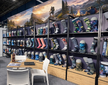 Modular store gondolas for retail shops