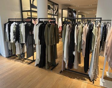 Las estanterías rectas Mannequins Shopping ofrecen una solución ... Percheros rectos en stock para tiendas