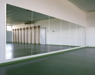 In the world of retail, the importance of visual presentation ... Professional mirrors for your shop