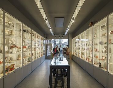 Su tienda con una columna de exposición