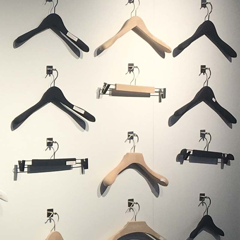 Image 3 : 10 Wooden hangers with black ...