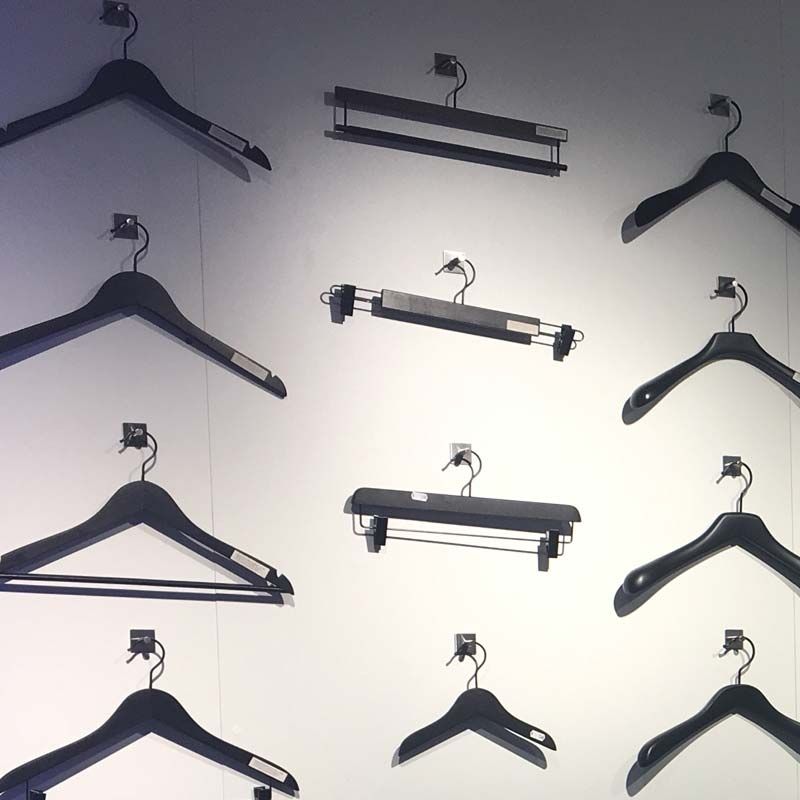 Image 4 : 10 Wooden hangers with black ...