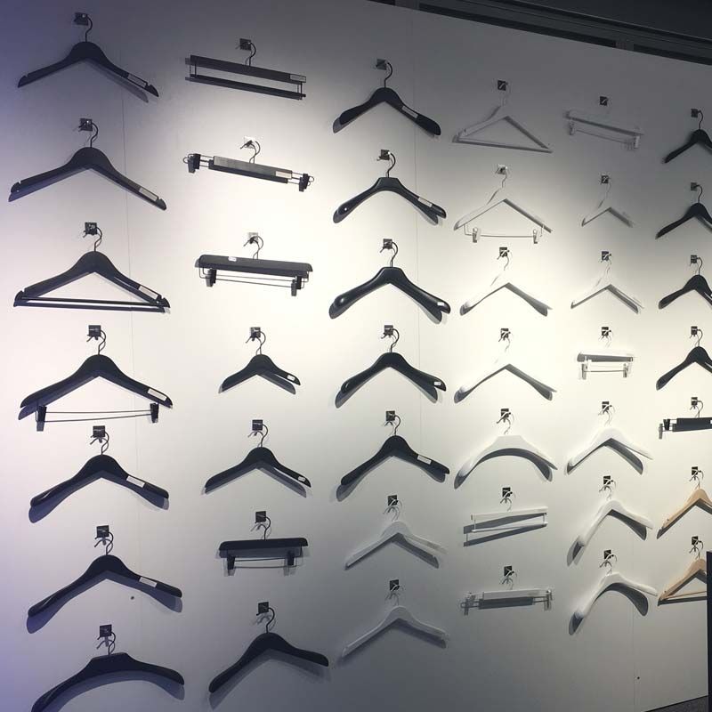 Image 4 : Lots of 25 single hangers ...