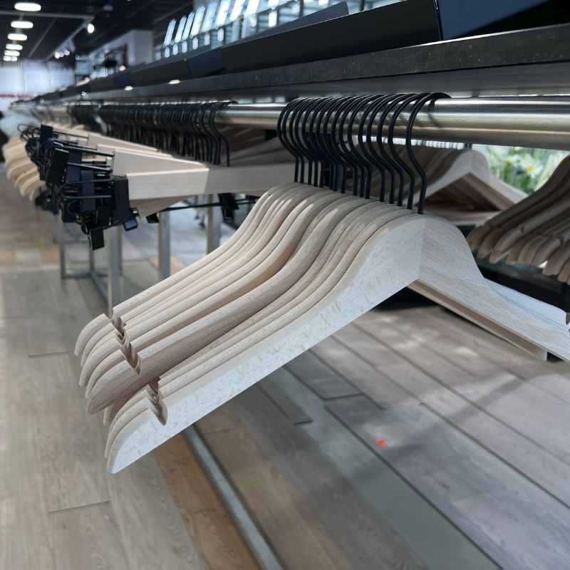 Image 3 : 25 Hangers raw wood without ...