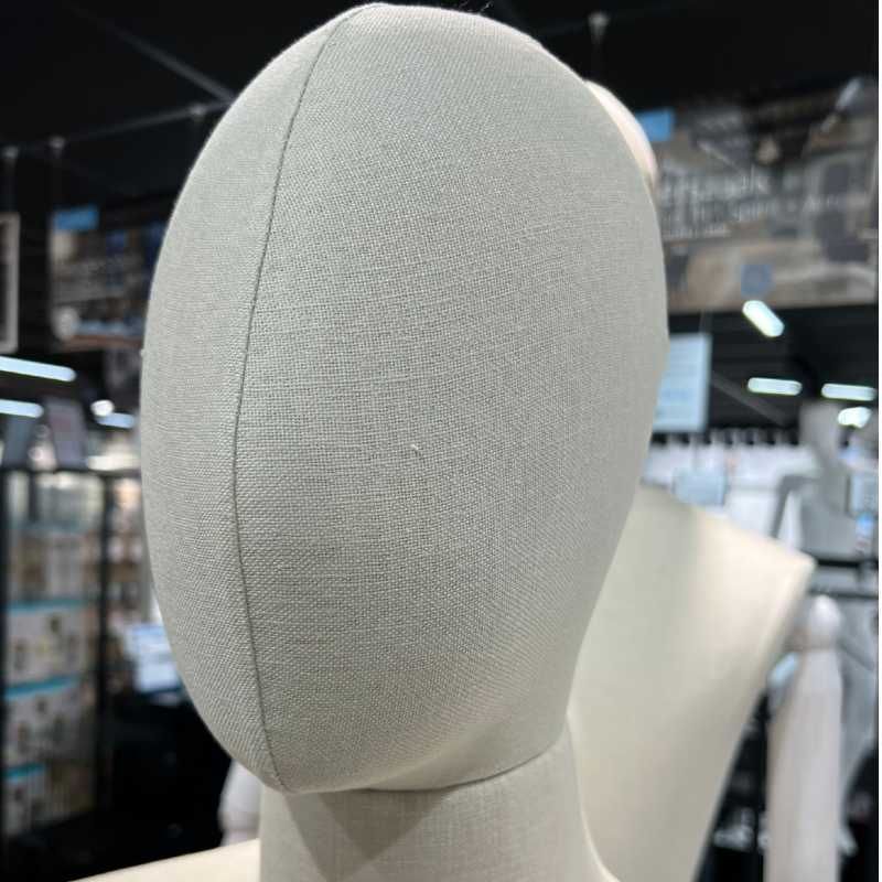 Image 5 : Female mannequin bust with white ...