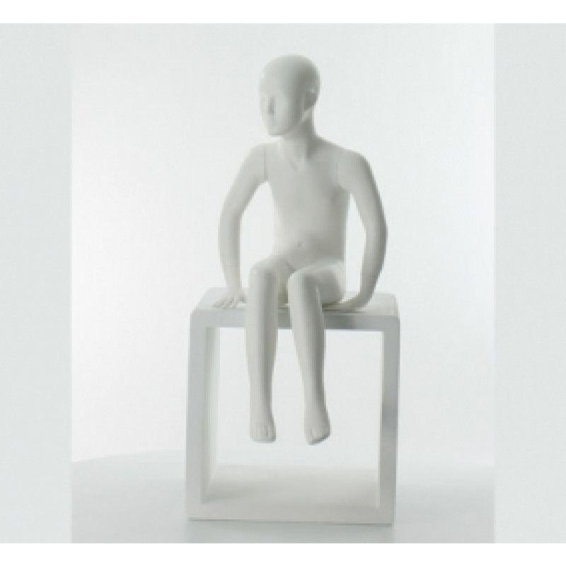 5 years old seated mannequin white finish : Mannequins vitrine