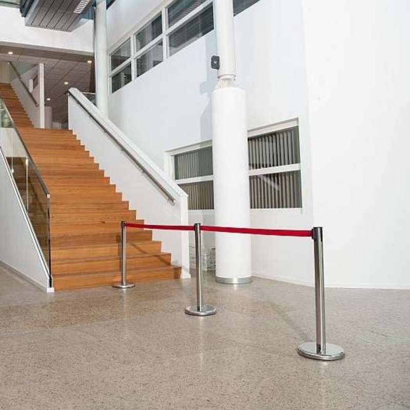 Image 2 : White stainless steel guidance post ...