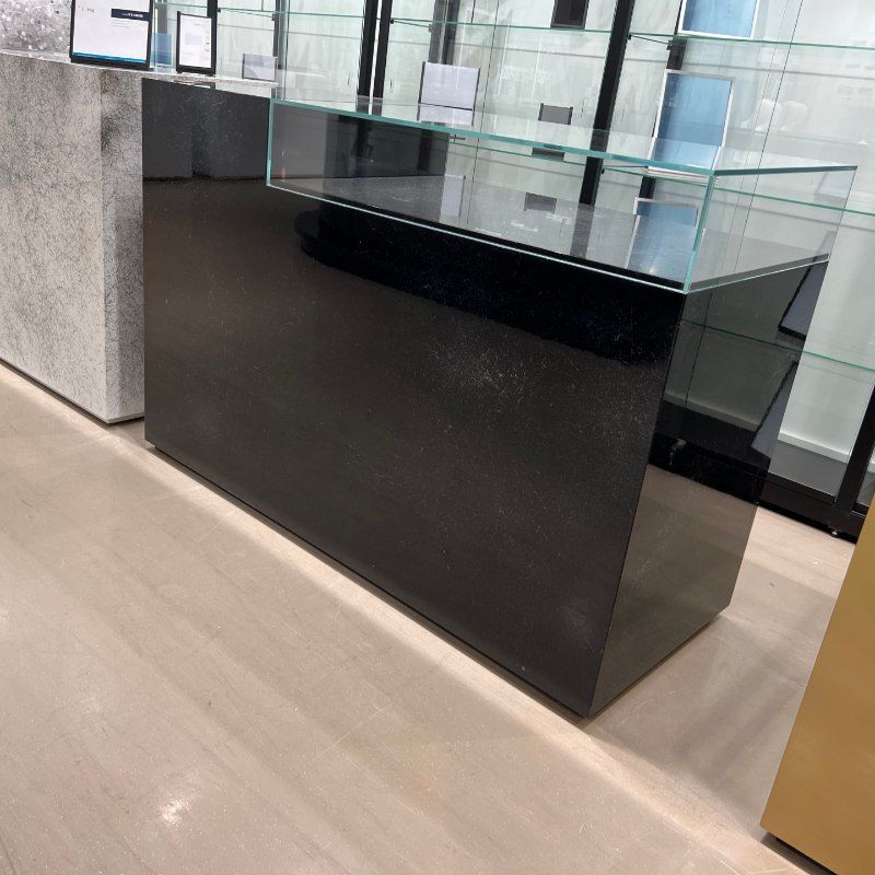 Image 4 : Black shop counter with shiny ...