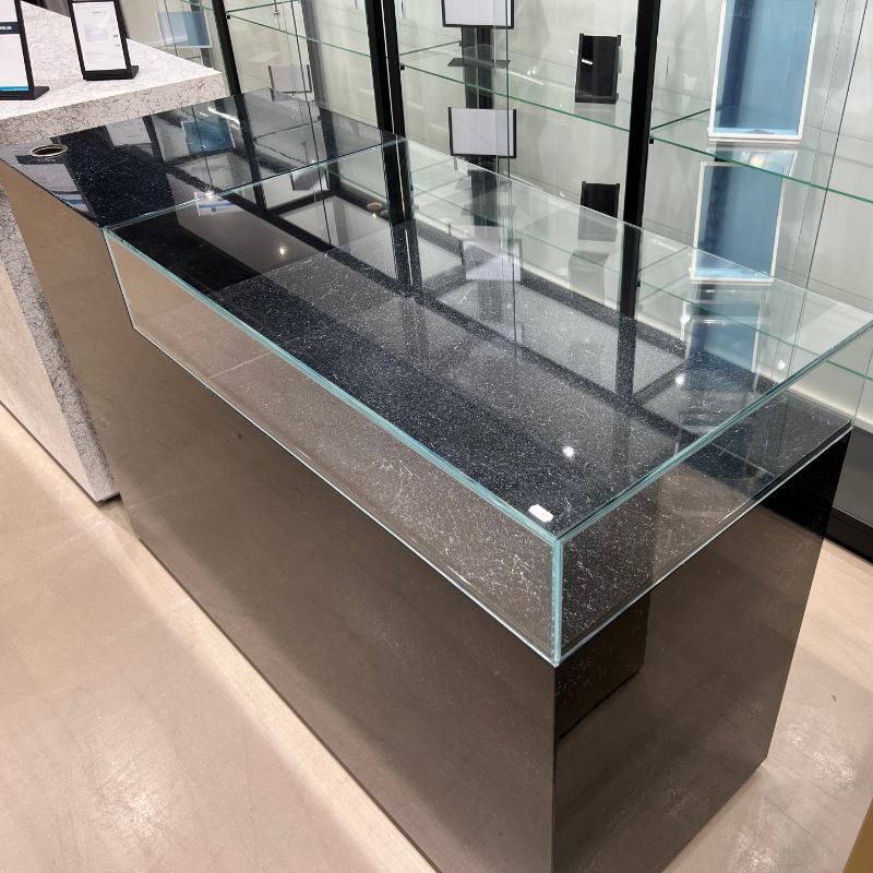 Image 5 : Black shop counter with shiny ...