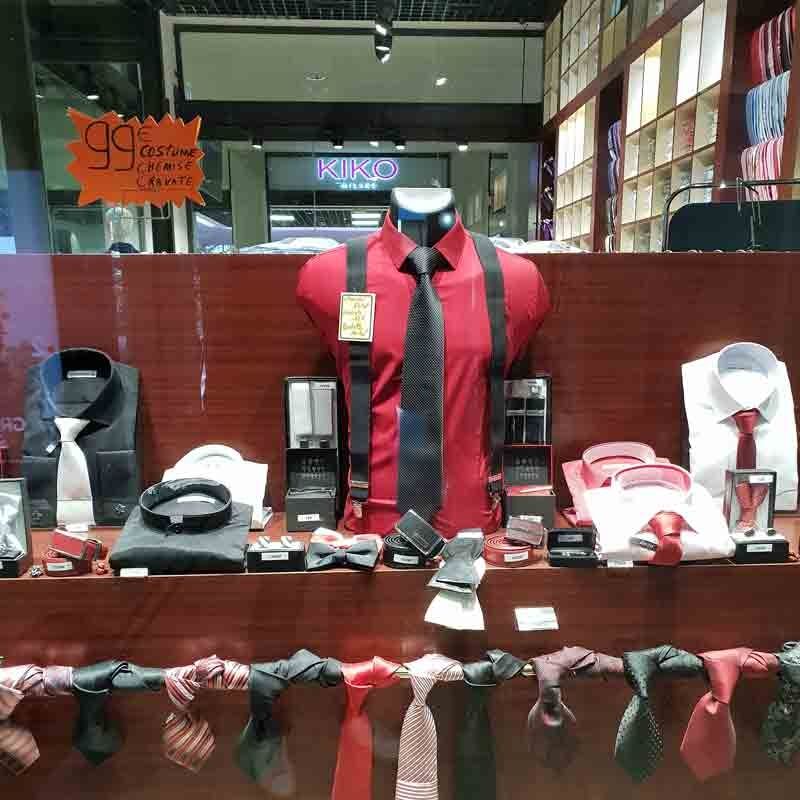 Image 1 : Busto uomo in plastica nera ...