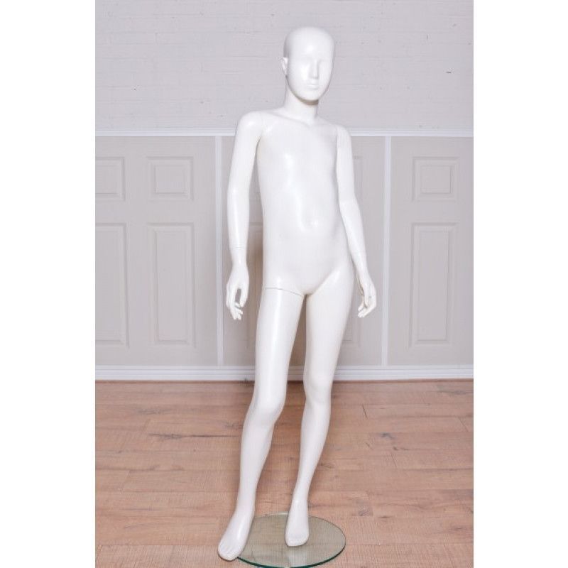 Child window mannequins 10 years old white color : Mannequins vitrine