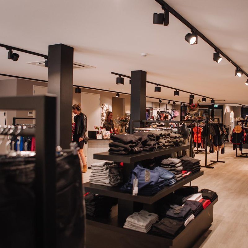 Image 6 : Pyramid table for in-store ...