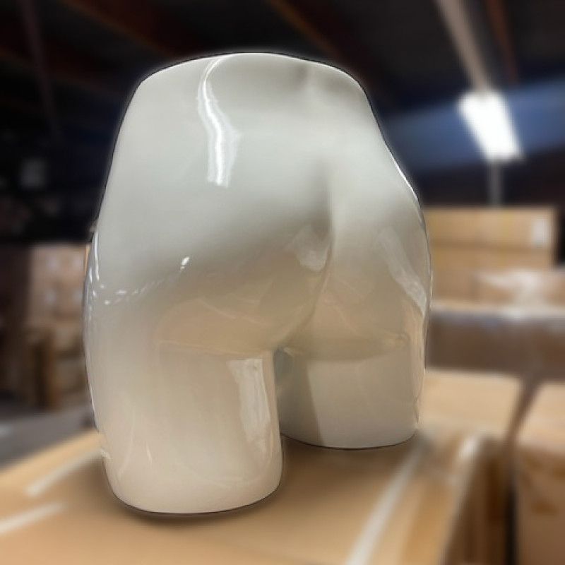 Image 2 : Schaufensterpuppe mit weiblichem Gesäß zum ...