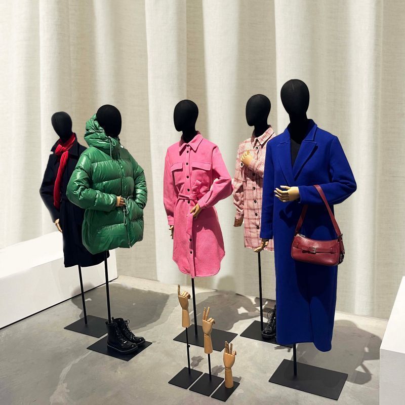 Image 5 : Damenbüste aus schwarzem Leinen ...