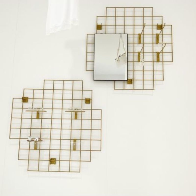 Image 1 : Black wire mesh display with ...