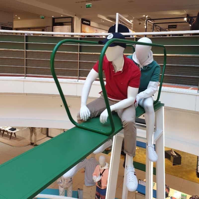 Image 1 : Sitzendes männliches Modell, wei ...