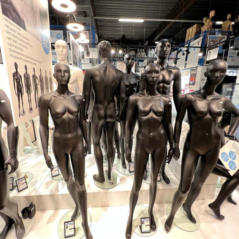 Image 5 : Female mannequin in black standing ...