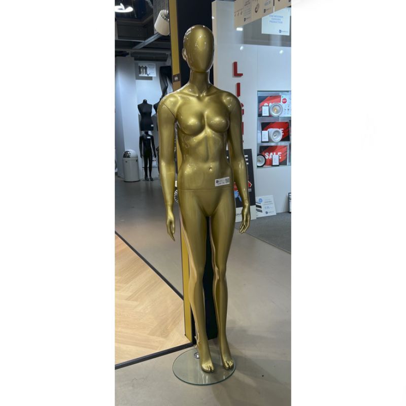 Image 5 : This upright female display mannequin ...