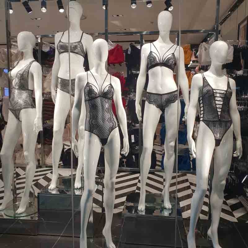Image 1 : Economic mannequins teenager abstract face.