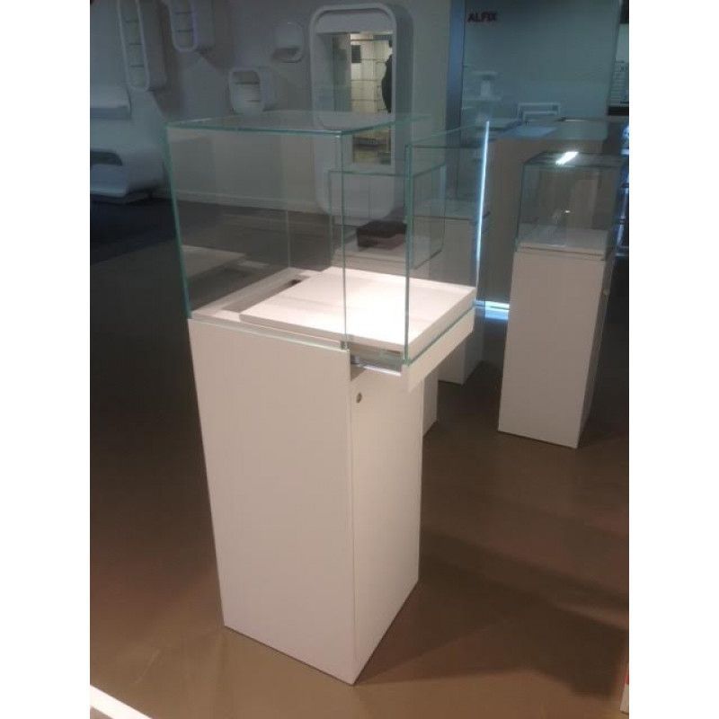 Image 4 : Exhibition window with white laqu ...