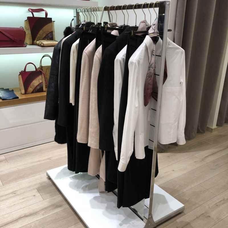 Image 3 : Gondolas por tiendas blancas con ...