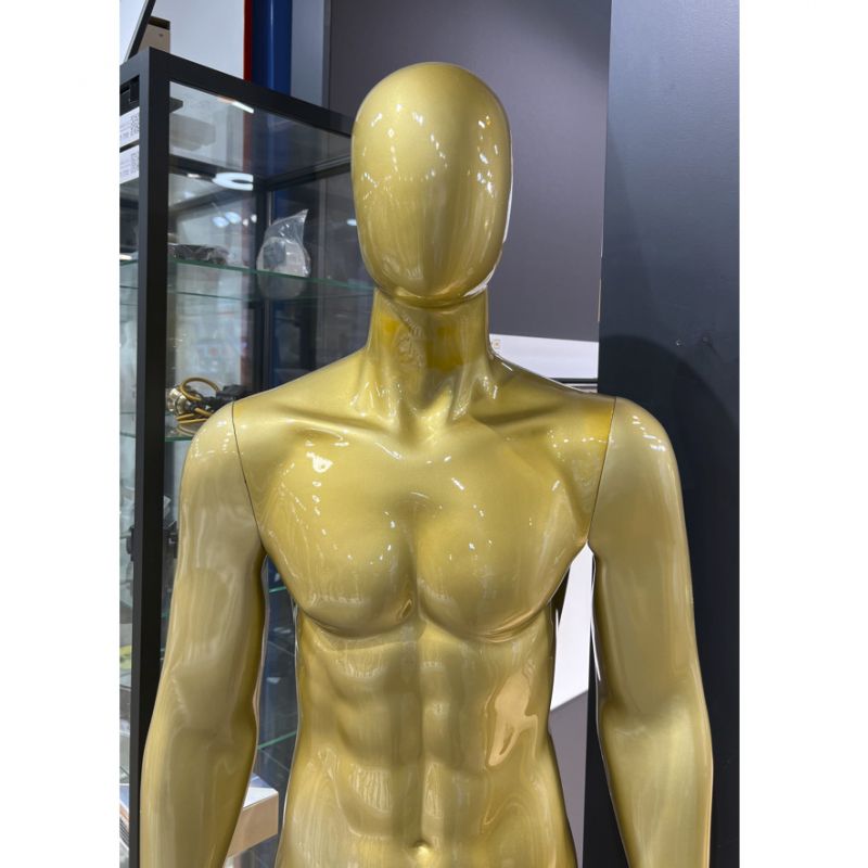 Image 4 : This men’s display mannequin ...