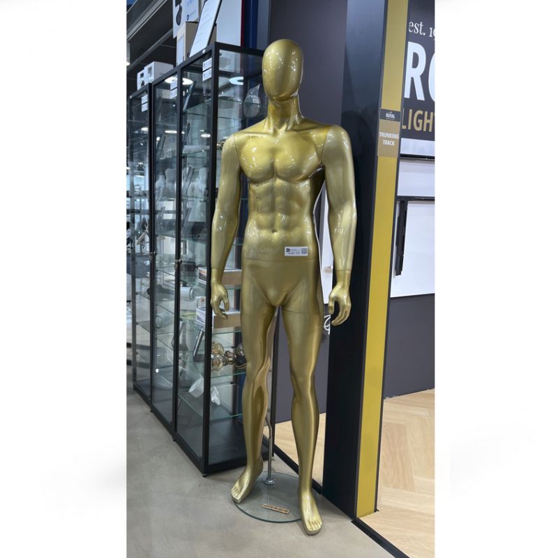 Image 5 : This men’s display mannequin ...