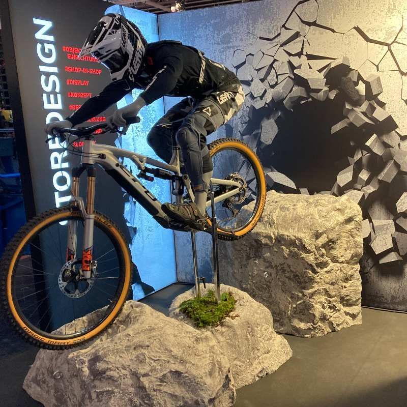 Image 5 : Male mountainbike window mannequin for ...