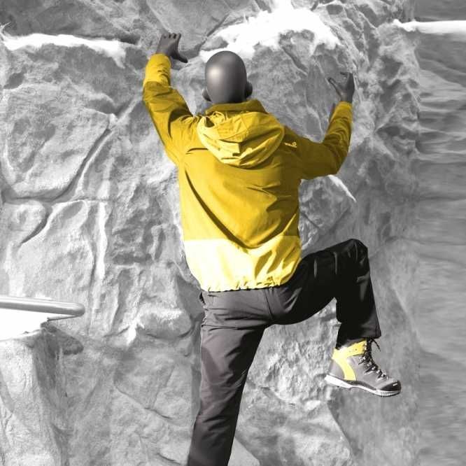 Image 2 : Uomo manichino arrampicata su una ...