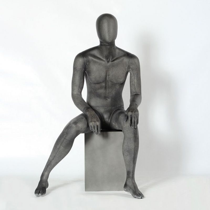 Manichino uomo seduto grigio scuro traslucido : Mannequins vitrine