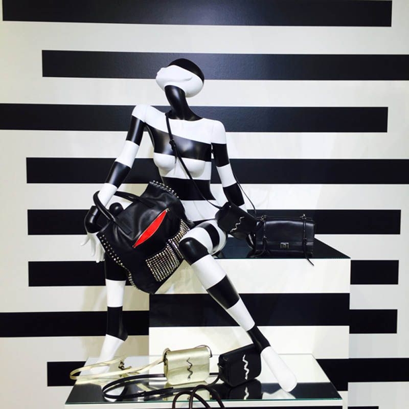 Image 2 : Modelo femenino premium, disponible en ...