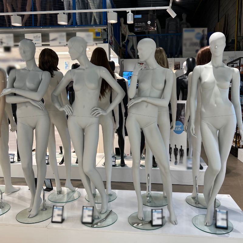 Image 6 : Maniquí sin rasgos de tienda ...