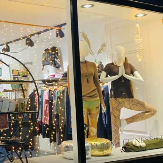 Image 3 : Mannequin sport yoga position debout ...