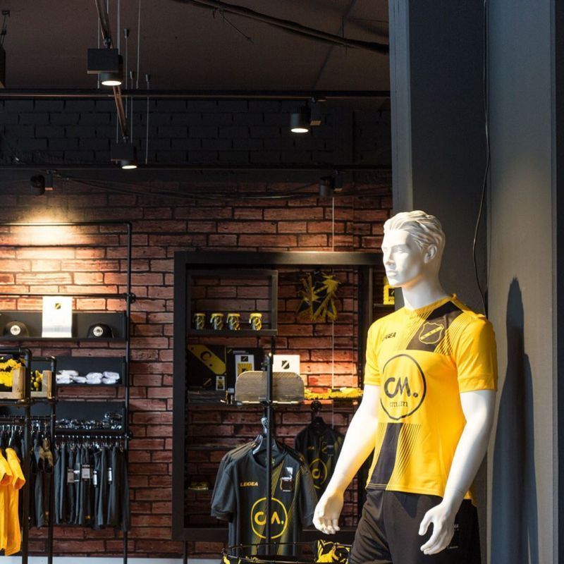 Image 6 : Mannequin vitrine homme stylise couleur ...