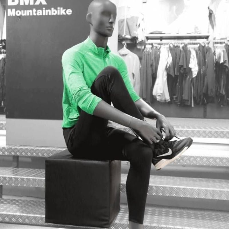 Image 2 : Mannequin man sitting and legs ...