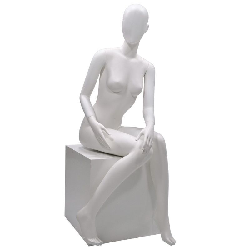 Mannequin vitrine femme assise sans visage blanc : Mannequins vitrine