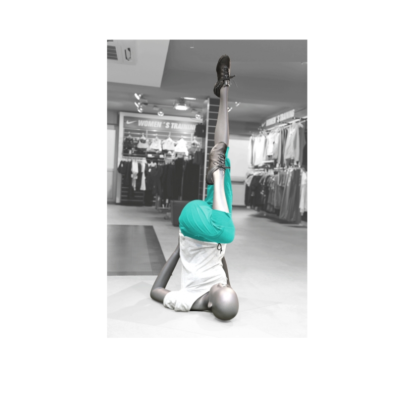 Image 1 : Mannequin vitrine femme qui arbore ...