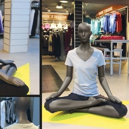 Image 3 : Mannequin vitrine femme qui montre ...