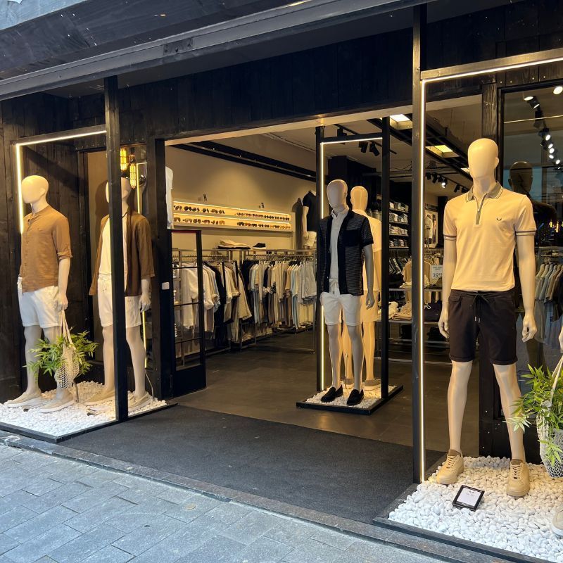 Image 7 : Mannequin vitrine homme abstrait pose ...