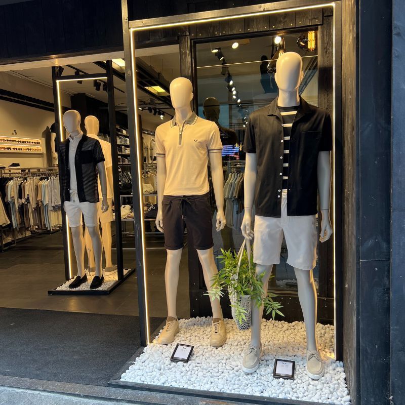 Image 6 : Mannequin vitrine homme abstrait pose ...